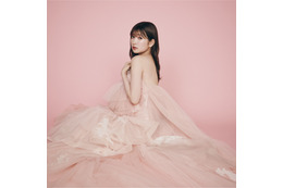 吉田朱里、脱げそうなくらい大胆!? 背中露出がセクシーなピンクドレス披露! 画像