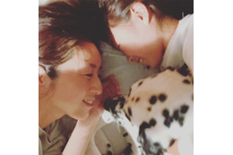 高岡早紀、娘&愛犬との幸せあふれる添い寝写真を公開! 画像