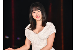 点灯式登場の桜井日奈子、胸元ザックリのドレスは「スリルがありました(笑)」 画像