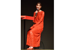 内田理央、うっすら美脚見せの透け感ドレスでイベントに登場！ 画像