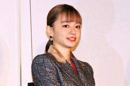 伊藤容疑者と交際報道の山本舞香、『DJアゲ太郎』舞台挨拶 画像