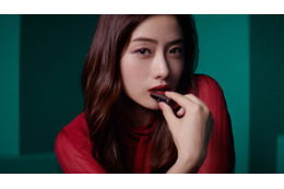 奪いたくなる唇!石原さとみ、新リップCM公開 画像