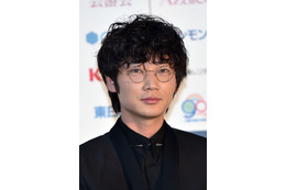 綾野剛、宮崎美子のビキニを絶賛!「ふかん気味で撮りたい」 画像