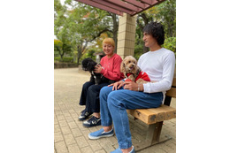丸山桂里奈、夫・本並健治&愛犬とのほのぼの家族ショット公開! 画像