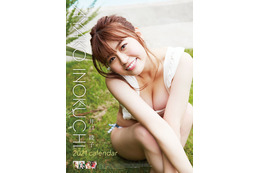 井口綾子、自身初カレンダー!表紙は白肌&谷間くっきりカット 画像