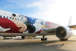 魔法使いの弟子のミッキーが機体に！『ファンタジア』80周年特別塗装機がJAL国内線に登場！ 画像