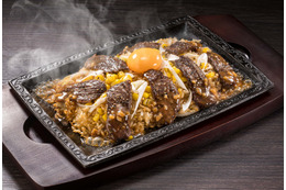 牛ハラミステーキがのった鉄板焼きチャーハン登場!ステーキガスト&バーミヤンコラボ商品 画像