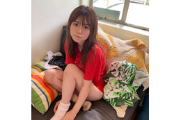 井口綾子、Tシャツ生足ショットに「エロ可愛い」の声! 画像