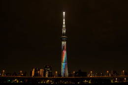 NiziUデビューで、東京スカイツリーが虹色に 画像