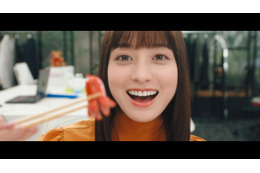 橋本環奈、職場でウィンナーを「あ~ん」!彼氏に寄り添いすぎる彼女演じる 画像