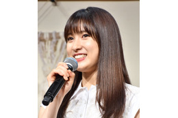 土屋太鳳、朝比奈彩にバックハグ!『今際の国のアリス』オフショットがほほ笑ましいと反響 画像