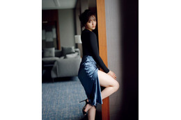 奥山かずさ、太ももセクシーな挑発カット公開!オフショット動画も 画像