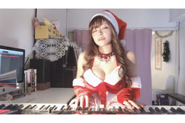 ジャズピアニスト・高木里代子、セクシーサンタコスでXmas Medley披露 画像