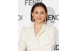 米倉涼子、FENDIの白スーツスタイルで登場！……ハプニングも笑顔で 画像