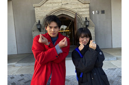 『ウチ彼』浜辺美波&岡田健史の“きゅんです”ポーズに反響 画像