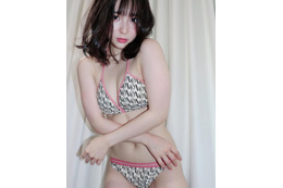 中崎絵梨奈の動画にファン大興奮！ビキニの紐を…… 画像