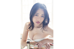 石田桃香、表紙&巻頭10ページで柔らかボディ披露 画像