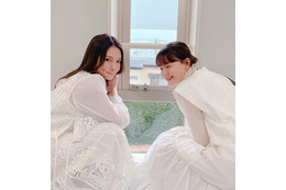トリンドル姉妹、おそろいホワイトコーデにファン「天使が二人」「美しいすぎる!!」 画像