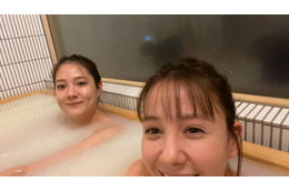 トリンドル姉妹、YouTubeチャンネルを開設!初回動画には両親も登場! 画像