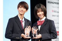 竹内詩乃&酒寄楓太が“日本一制服が似合う男女”に決定! 画像