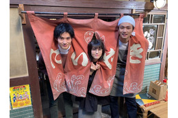 浜辺美波、岡田健史、中川大輔が暖簾からひょっこり!『ウチ彼』オフショットに反響 画像