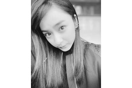 「はぁ~美人さん」平祐奈のモノクロ自撮りショットにファンため息 画像