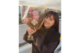 石川恋、花束を手に満面の笑み！撮了報告の写真に「癒されます」「可愛すぎ」の声！ 画像