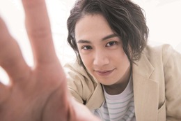 前川優希、新カレンダーで“小説家”や“サラリーマン”になりきり！ 画像