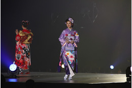 岡田結実&吉田あかりが振袖姿で関コレ・ランウェイ登場 画像