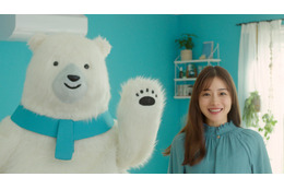 石原さとみ、白くまくんとリビングでまったり! 画像