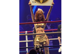 熊田曜子がセクシーなラウンドガールに!「裸で出てきたんじゃないの?」くらいな感じで… 画像