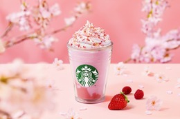 スタバ、さくらストロベリーソースを混ぜ込んだ「さくら咲いた ベリー フラペチーノ」 画像