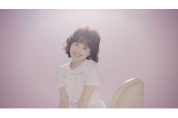 松田聖子、40年ぶりの“聖子ちゃんカット”披露!代表曲「青い珊瑚礁」MVが初公開! 画像