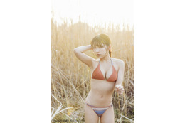 “奇跡の原石”・十味が迫力バストの水着!24ページのグラビア 画像