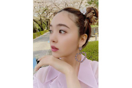 藤田ニコル、桜の花飾ったお団子ヘアカット公開!「可愛すぎる」と評判 画像