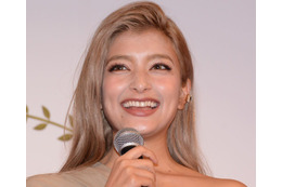 ローラ、食事前にいきなり“瞑想”!?テキトー発言も連発!街ぶらロケでキャラ健在 画像