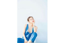 加治ひとみ、胸元ざっくりのデニム衣装姿に反響! 画像