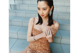 河北麻友子、ゴージャス衣装をインスタ披露!「最強に美しい」の声 画像