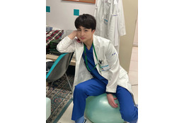 バランスボールで遊ぶ白濱亜嵐にファン悶絶「あざと可愛いっっ!!」 画像