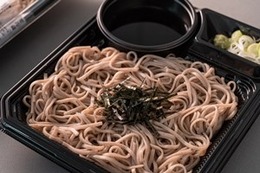 ファミマが「ざるそば」リニューアル！コシのある麺＆こだわりのつゆが魅力 画像