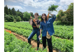 石川恋、トラウデン直美と畑で満面の笑み!「二人とも楽しそう」「農業女子デビュー!?」 画像