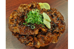 人気商品が進化して復活!「北海道すた丼~濃厚バター焦がし焼肉味~」が期間限定発売! 画像