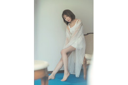 乃木坂46・秋元真夏、美脚ショット披露……『blt graph.』初表紙&巻頭グラビア! 画像