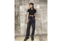 石川恋、夏の“へそチラ”ブラックコーデが好評!「かっこいい」「セクシー」 画像