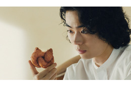 菅田将暉、ミスド新CMに登場!セットのソファにも興味津々 画像