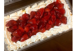 びっしり敷き詰められたイチゴが食欲をそそる!コストコの「ストロベリースコップケーキ」 画像