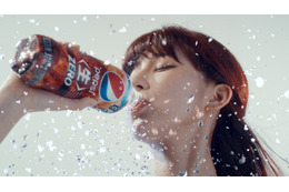 ファーストサマーウイカが新CMで豪快な飲みっぷりを披露! 画像