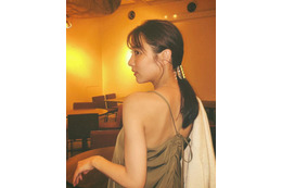 石川恋、キャミワンピ姿で美しい背中披露!「艶っぽい」「色気にクラクラ」 画像