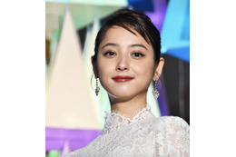 佐々木希、インスタに公開の舞台挨拶衣装が好評！「お美しい」「赤が似合う」 画像