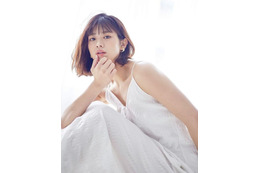 武井玲奈、太ももあらわなデカTシャツコーデ披露! 画像